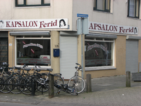 820439 Gezicht op de winkelpui van het hoekpand Laan van Nieuw Guinea 105 (Kapsalon Ferid ) te Utrecht; rechts de ...
